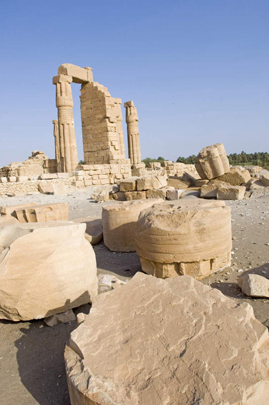 无人,竖图,室外,白天,正面,旅游,度假,石头,名胜古迹,植物,标志建筑,地标,建筑,非洲,苏丹,阴影,遗迹,光线,石子,影子,柱子,古迹,历史,文物,娱乐,建设,古建筑,废墟,树,树木,古代,蓝色,绿色,蓝天,天空,阳光,自然,天,享受,休闲,旅游胜地,放松,生长,晴朗,成长,古文明,北非,万里无云,阿非利加洲,古远,倒塌,倾圮,坍毁,苏丹共和国,石块,岩石,晴空,晴空万里,彩图