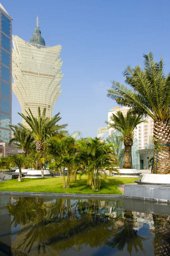 无人,高楼大厦,竖图,室外,白天,正面,度假,草地,草坪,美景,植物,城市风光,城市,大厦,道路,建筑,路,摩天大楼,公路,澳门,中国,亚洲,阴影,光线,影子,景观,交通,娱乐,草,树,树木,葡京酒店,蓝色,绿色,蓝天,天空,阳光,楼宇,天,享受,休闲,景色,放松,生长,晴朗,成长,东亚,万里无云,港澳台,中华人民共和国,澳门特别行政区,澳,晴空,晴空万里,马路,彩图,大楼,高层建筑,高楼,摩天楼