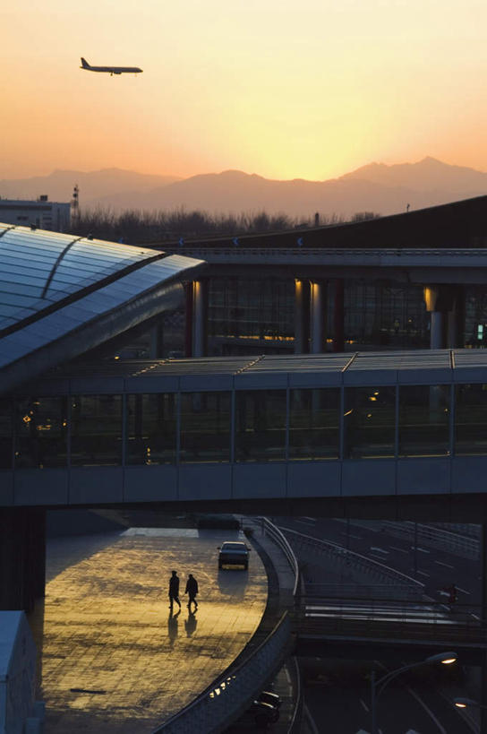 东方人,两个人,机场,走,竖图,俯视,室外,白天,度假,美景,日落,山,山脉,植物,城市风光,城市,道路,飞机,飞机场,路,公路,北京,中国,亚洲,飞翔,阴影,飞行,光线,影子,景观,山峰,晚霞,霞光,落日,交通,山峦,首都,翱翔,注视,黄种人,娱乐,航空,飞,树,树木,绿色,天空,阳光,黄昏,交通工具,群山,天,观察,看,享受,休闲,景色,彩霞,放松,运输,生长,成长,观看,飘浮,察看,客机,关注,载具,东亚,中华人民共和国,北京市,京,北平,华北地区,夕照,男人,男性,年轻男性,亚洲人,航空站,空港,夕阳,马路,步行,散步,走路,彩图,高角度拍摄,全身,斜阳