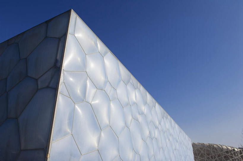 无人,体育馆,运动场,横图,室外,白天,仰视,旅游,度假,植物,标志建筑,地标,建筑,雕塑,北京,中国,亚洲,阴影,艺术,装饰,光线,雕刻,雕像,鸟巢,纹理,影子,首都,娱乐,建设,体育场,树,树木,蓝色,绿色,蓝天,天空,阳光,自然,工艺品,天,享受,休闲,旅游胜地,放松,生长,晴朗,成长,纪念,美术,游泳馆,主题,陈列,东亚,万里无云,中华人民共和国,北京市,京,北平,华北地区,功能,美学,运动馆,晴空,晴空万里,彩图,低角度拍摄,国家体育馆,水立方,奥林匹克公园