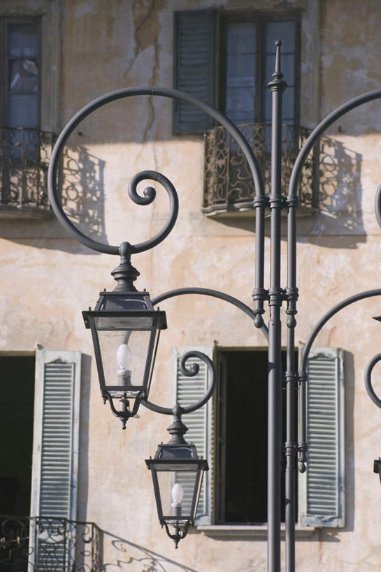 无人,家,栏杆,露台,竖图,室外,特写,白天,正面,度假,美景,窗户,阳台,城市风光,城市,路灯,照明,意大利,欧洲,阴影,光线,影子,房屋,屋子,景观,围栏,灯光,娱乐,护栏,楼房,玻璃窗,住宅,灯,阳光,享受,休闲,景色,放松,照亮,照明设备,南欧,意大利共和国,皮埃蒙特大区,皮埃蒙特,彩图,房子,露天阳台