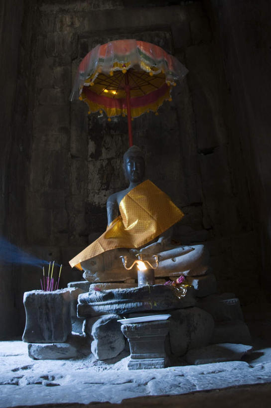 东方人,一个人,无人,和尚,寺庙,坐,闭眼,竖图,室外,白天,正面,旅游,度假,石头,标志建筑,地标,建筑,蜡烛,柬埔寨,亚洲,仅一个男性,仅一个人,仅一个中年男性,阴影,服装,节日,光线,伞,石子,影子,雨伞,遮阳伞,烟雾,燃烧,休闲装,黄种人,文化,娱乐,阳伞,建设,佛香,衣服,阳光,香火,香烛,庙宇,祈祷,享受,休闲,健康,休闲服,旅游胜地,放松,许愿,宗教,服饰,东南亚,信仰,烧香,纪念,祈求,高棉,柬埔寨王国,吉蔑,巴戎寺,平安,男人,男性,中年男性,亚洲人,石块,比丘,高僧,僧,僧侣,僧人,沙弥,修行僧,闭眼睛,闭着眼,闭着眼睛,坐着,彩图,庙,寺