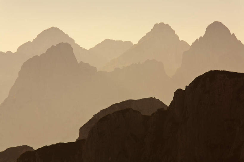 无人,横图,室外,白天,正面,旅游,度假,美景,山,山脉,欧洲,斯洛文尼亚,许多,阴影,朦胧,模糊,平静,光线,影子,景观,山峰,山峦,很多,背光,娱乐,蓝色,蓝天,天空,阳光,自然,群山,天,享受,休闲,景色,安静,放松,晴朗,宁静,连绵,绵延,静谧,自然风光,逆光,中欧,万里无云,镇静,冷静,沉静,恬静,斯洛文尼亚共和国,安祥,僻静,清静,太平,绵亘,晴空,晴空万里,彩图