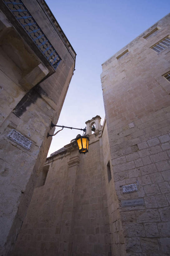 无人,家,竖图,室外,白天,仰视,度假,美景,城市风光,城市,照明,欧洲,马耳他,阴影,光线,壁灯,影子,房屋,墙,屋子,景观,公寓,小巷,灯光,娱乐,洋房,楼房,墙壁,墙面,住宅,灯,蓝色,蓝天,天空,阳光,灯具,天,享受,休闲,景色,放松,照亮,照明设备,狭窄,局促,狭小,马耳他共和国,冷巷,彩图,低角度拍摄,房子