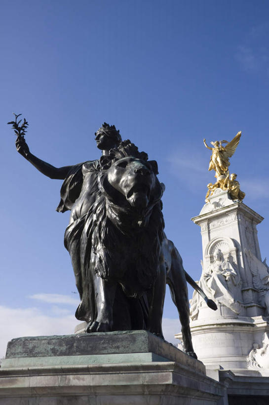 无人,站,竖图,室外,白天,仰视,旅游,度假,标志建筑,地标,建筑,哺乳动物,野生动物,狮子,雕塑,英国,欧洲,伦敦,一头,阴影,艺术,装饰,光线,雕刻,雕像,影子,云,云朵,建筑群,首都,云彩,注视,娱乐,建设,蓝色,白云,蓝天,天空,阳光,动物,工艺品,天,观察,看,站着,享受,休闲,旅游胜地,放松,晴朗,观看,纪念,留念,美术,察看,西欧,关注,主题,怀念,大不列颠,凶猛,陈列,维多利亚女王纪念碑,大不列颠及北爱尔兰联合王国,功能,美学,大不列颠联合王国,日不落英帝国,记念,雾都,残暴,凶残,晴空,站立,彩图,低角度拍摄