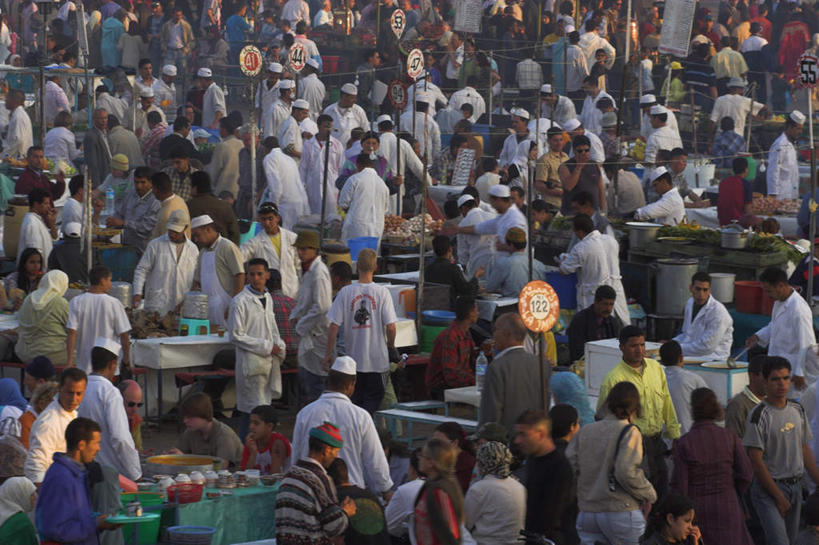 西方人,站,坐,说,横图,俯视,室外,白天,度假,讨论,美景,餐桌,桌子,城市风光,城市,商场,椅子,欧洲,非洲,摩洛哥,黑人,欧洲人,行人,游客,游人,服装,庆祝,木椅,景观,市场,许多人,注视,休闲装,娱乐,路人,旅客,衣服,观察,看,站着,一群人,享受,休闲,休闲服,景色,放松,服饰,餐台,观看,庆贺,察看,买,关注,祝贺,阿非利加洲,摩洛哥王国,马拉喀什,过客,交流,卖,男人,男性,女人,女性,中年男性,中年女性,非洲人,售,沟通,讲话,交谈,商讨,说话,谈话,站立,坐着,半身,彩图,高角度拍摄