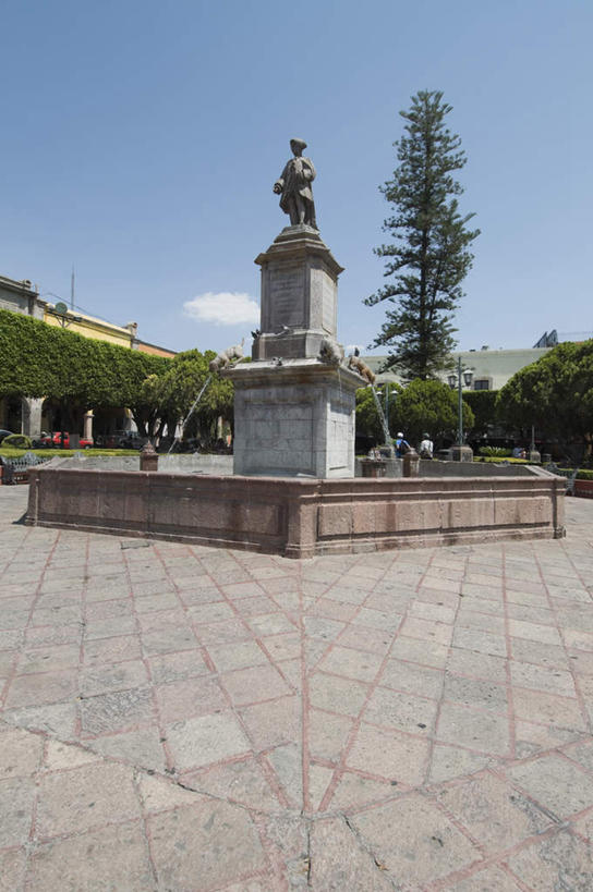 无人,家,站,竖图,室外,白天,仰视,度假,美景,植物,城市风光,城市,路灯,喷泉,汽车,照明,雕塑,墨西哥,阴影,艺术,装饰,光线,雕刻,雕像,影子,房屋,屋子,景观,云,云朵,灯光,云彩,注视,文化,娱乐,楼房,住宅,车,灯,树,树木,蓝色,绿色,白云,蓝天,天空,阳光,自然,工艺品,交通工具,轿车,天,观察,看,品味,站着,享受,休闲,景色,放松,生长,晴朗,成长,观看,纪念,照亮,美术,察看,北美,北美洲,照明设备,关注,载具,主题,美洲,水景,陈列,功能,美学,北亚美利加洲,亚美利加洲,美观,墨西哥合众国,仙人掌王国,克雷塔罗,克雷塔罗州,设计,晴空,站立,彩图,低角度拍摄,全身,房子