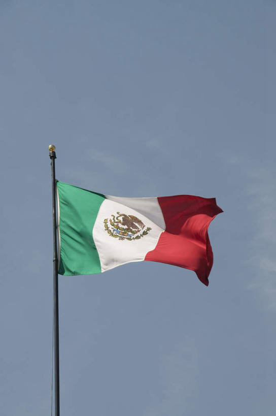 无人,竖图,室外,白天,仰视,度假,美景,城市风光,城市,旗帜,国旗,墨西哥,阴影,光线,影子,景观,娱乐,一个,蓝色,蓝天,天空,阳光,天,享受,休闲,景色,放松,晴朗,单个,北美,北美洲,美洲,万里无云,北亚美利加洲,亚美利加洲,墨西哥合众国,仙人掌王国,克雷塔罗,克雷塔罗州,旗,晴空,晴空万里,彩图,低角度拍摄