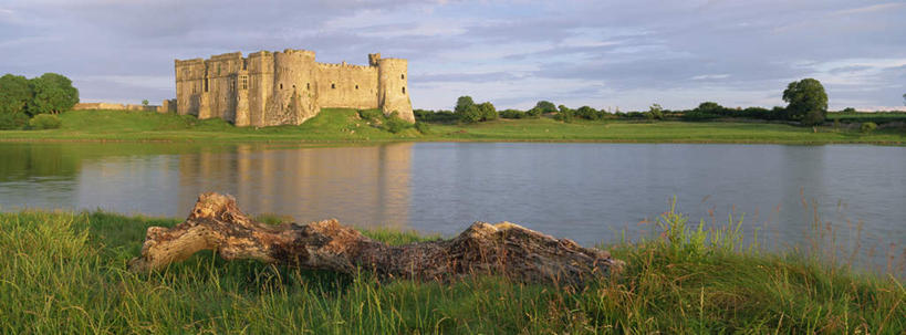 无人,横图,室外,白天,正面,旅游,度假,草地,草坪,湖,湖泊,美景,树林,水,植物,窗户,标志建筑,地标,建筑,英国,欧洲,阴影,波纹,古老,平静,光线,影子,堡垒,城堡,墙,湖面,景观,水流,水面,云,云朵,树桩,涟漪,云彩,历史,娱乐,建设,玻璃窗,墙壁,墙面,草,树,树干,树木,古代,蓝色,绿色,白云,倒影,蓝天,水纹,天空,阳光,自然,瞭望塔,波浪,湖水,天,享受,休闲,木桩,旅游胜地,景色,安静,放松,生长,晴朗,成长,宁静,倒映,西欧,要塞,静谧,自然风光,大不列颠,威尔士,哨塔,大不列颠及北爱尔兰联合王国,水晕,镇静,冷静,沉静,大不列颠联合王国,日不落英帝国,恬静,安祥,僻静,清静,太平,古远,威尔士公国,陈腐,反照,设防,晴空,彩图