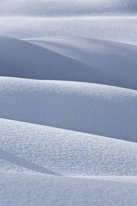 无人,竖图,室外,白天,正面,旅游,度假,美景,雪,大雪,欧洲,斯洛文尼亚,阴影,曲折,弯曲,平静,光线,影子,积雪,景观,雪景,冬季,冬天,娱乐,阳光,自然,享受,休闲,景色,安静,放松,寒冷,雪白,蜿蜒,宁静,静谧,自然风光,洁白,中欧,镇静,严寒,皎洁,冷静,沉静,恬静,斯洛文尼亚共和国,安祥,僻静,清静,太平,皎白,明净,彩图