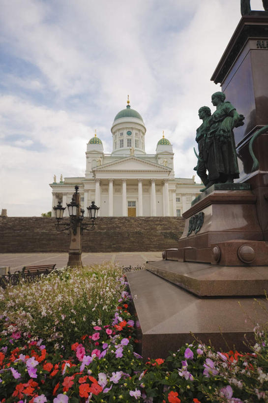 无人,教堂,站,竖图,室外,白天,仰视,旅游,度假,花海,花圃,植物,标志建筑,地标,建筑,路灯,叶子,椅子,照明,雕塑,欧洲,芬兰,阴影,节日,艺术,装饰,盛开,光线,雕刻,雕像,影子,木椅,云,云朵,灯光,首都,花蕾,云彩,注视,文化,娱乐,建设,灯,花,花瓣,花朵,花卉,鲜花,蓝色,绿色,白云,蓝天,天空,阳光,工艺品,花丛,花束,花田,天,花苞,花蕊,观察,看,祈祷,站着,享受,休闲,健康,旅游胜地,放松,许愿,宗教,信仰,晴朗,观看,纪念,祈求,照亮,美术,察看,照明设备,关注,北欧,主题,陈列,信念,功能,美学,芬兰共和国,赫尔辛基,赫尔辛基德教大教堂,平安,晴空,站立,彩图,低角度拍摄,全身,大教堂,礼拜堂