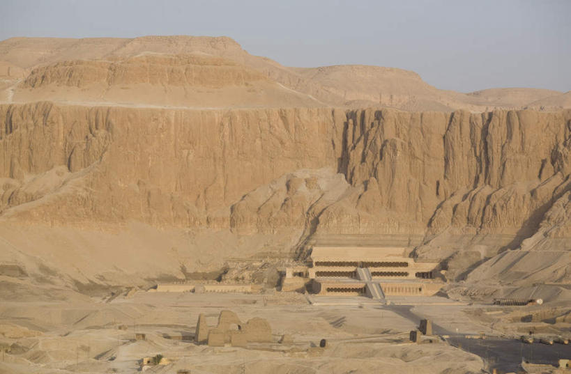 无人,横图,俯视,室外,白天,旅游,度假,石头,名胜古迹,山,山脉,楼梯,标志建筑,城市,地标,建筑,非洲,埃及,阴影,遗迹,光线,石子,影子,阶梯,山峰,悬崖,神庙,山峦,古迹,文物,娱乐,建设,古建筑,台阶,蓝色,蓝天,天空,阳光,群山,天,享受,休闲,旅游胜地,放松,神殿,古埃及,延伸,古文明,北非,首府,卢克索,阿拉伯埃及共和国,金字塔之国,棉花之国,绝壁,阿非利加洲,卢克索省,延长,哈采普苏特神庙,哈特舍普苏特神庙,哈特谢普苏特神殿,哈特谢普苏特神庙,哈谢普苏神殿,哈谢普苏神庙,哈兹海普苏特女王殿,海普苏特神殿,海普苏特神庙,海普苏特王后神庙,赫雀瑟神庙,女王神殿,女王神庙,普苏特神殿,普苏特神庙,石块,岩石,彩图,高角度拍摄