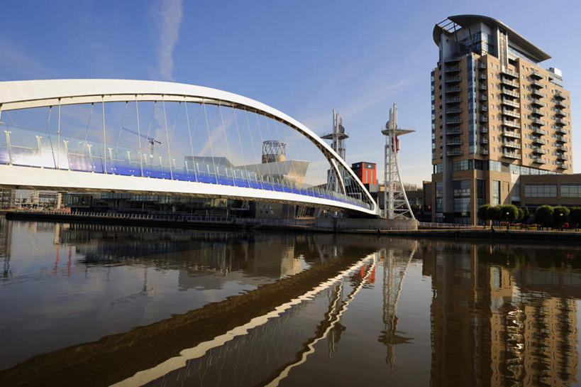 无人,码头,横图,室外,白天,正面,旅游,度假,河流,水,植物,标志建筑,城市,大桥,地标,港口,建筑,立交桥,桥梁,美国,阴影,波纹,光线,影子,河水,水流,云,云朵,高架,斜拉桥,桥,云彩,娱乐,建设,树,树木,蓝色,绿色,白云,倒影,蓝天,水纹,天空,阳光,自然,波浪,天,享受,休闲,旅游胜地,放松,生长,晴朗,成长,倒映,北美,北美洲,美洲,新罕布什尔州,北亚美利加洲,亚美利加洲,新罕布什尔,新罕布夏州,花岗岩州,花冈岩之州,滑雪之州,反照,北方之都,仓库之城,曼彻斯特,棉都,晴空,彩图,摆渡口,埠头,渡口,渡头,港湾,海港,货运码头,口岸,商港