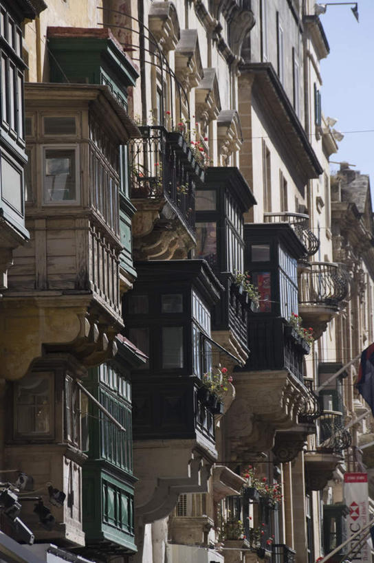 无人,家,竖图,室外,白天,仰视,度假,美景,窗户,城市风光,城市,欧洲,马耳他,阴影,光线,影子,房屋,屋子,景观,娱乐,楼房,玻璃窗,住宅,蓝色,蓝天,天空,阳光,天,享受,休闲,景色,放松,马耳他共和国,彩图,低角度拍摄,房子