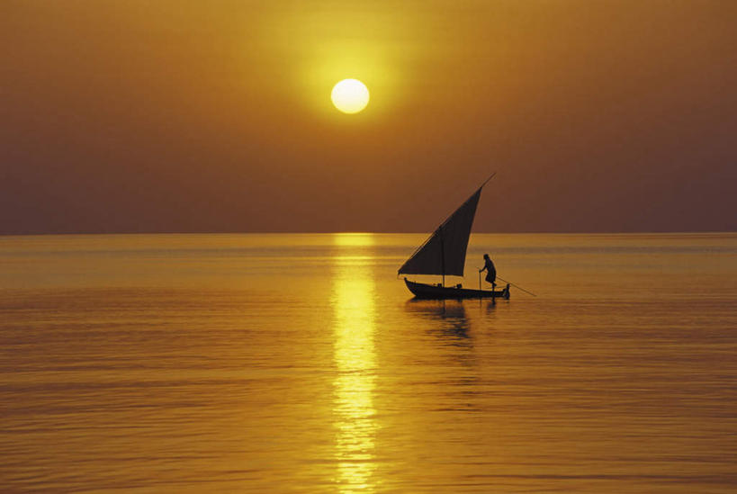 帆船,西方人,手,一个人,站,横图,室外,白天,正面,度假,海浪,海洋,美景,日落,城市风光,城市,船,欧洲,马尔代夫,欧洲人,亚洲,仅一个男性,仅一个人,一艘,握,阴影,服装,光线,影子,景观,浪花,晚霞,霞光,落日,首都,拿,拿着,注视,休闲装,娱乐,仅一个年轻男性,衣服,阳光,海水,黄昏,交通工具,观察,看,站着,享受,休闲,手部,休闲服,景色,彩霞,放松,握着,服饰,观看,察看,关注,载具,南亚,海景,马尔代夫共和国,夕照,马累,男人,男性,年轻男性,白种人,大海,风浪,海,海水的波动,近岸浪,涌浪,夕阳,站立,彩图,全身,斜阳