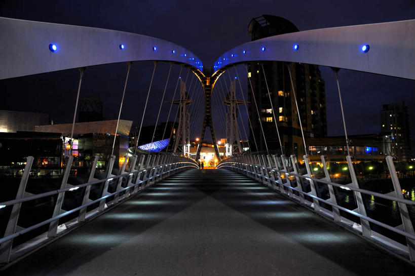 无人,高楼大厦,横图,室外,夜晚,正面,度假,美景,窗户,城市风光,城市,大桥,大厦,建筑,立交桥,路灯,摩天大楼,桥梁,玻璃,照明,英国,欧洲,许多,阴影,繁华,光线,影子,墙,景观,云,云朵,高架,斜拉桥,桥,灯光,很多,云彩,娱乐,英格兰,玻璃窗,墙壁,墙面,玻璃制品,灯,蓝色,白云,蓝天,天空,楼宇,天,享受,休闲,景色,放松,晴朗,照亮,富贵,照明设备,西欧,大不列颠,大不列颠及北爱尔兰联合王国,大不列颠联合王国,日不落英帝国,繁荣,荣华,英吉利,北方之都,仓库之城,曼彻斯特,棉都,晴空,彩图,大楼,高层建筑,高楼,摩天楼