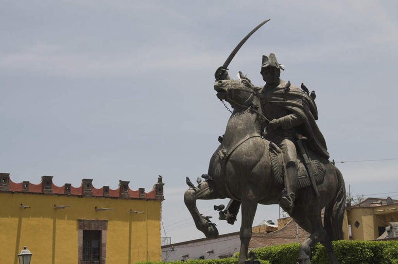 一个人,无人,教堂,坐,横图,室外,白天,仰视,旅游,度假,植物,门,标志建筑,地标,建筑,马,野生动物,雕塑,墨西哥,仅一个男性,仅一个人,仅一个中年男性,握,阴影,节日,环保,艺术,装饰,电力,光线,便当,电线,雕刻,雕像,线,影子,墙,刀具,防护,电能,拿,线路,拿着,注视,文化,娱乐,建设,墙壁,墙面,树,树木,黄色,蓝色,绿色,蓝天,天空,阳光,自然,动物,工艺品,门框,刀,天,观察,看,祈祷,享受,休闲,健康,旅游胜地,便捷,放松,握着,许愿,运输,宗教,军刀,牲畜,信仰,生长,晴朗,成长,观看,纪念,电,电源,电源线,祈求,美术,察看,便利,北美,北美洲,基督教,关注,美好,美妙,天主教,主题,美洲,间隔,能量,陈列,信念,瑞士军刀,万里无云,功能,美学,北亚美利加洲,亚美利加洲,美观,雅观,墨西哥合众国,仙人掌王国,方便,瑞士刀,绿篱,生篱,树篱,植篱,平安,男人,男性,中年男性,晴空,晴空万里,坐着,彩图,低角度拍摄,全身,大教堂,礼拜堂