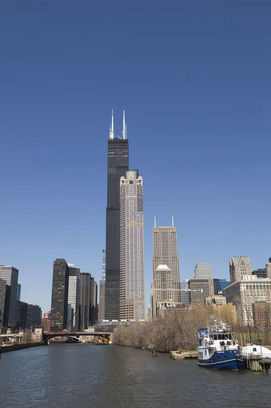 无人,高楼大厦,竖图,室外,白天,正面,度假,河流,石头,美景,水,植物,城市风光,城市,建筑,轮船,摩天大楼,船,美国,阴影,光线,石子,影子,河水,景观,水流,桥,娱乐,石桥,拱桥,栈桥,树,树木,蓝色,绿色,蓝天,天空,阳光,自然,交通工具,天,享受,休闲,景色,放松,拱形,生长,晴朗,成长,人行桥,石拱桥,北美,北美洲,载具,美洲,伊利诺斯州,芝加哥,万里无云,世界屠猪城,巨肩之城,劳动之城,伊利诺伊,伊利诺伊州,伊利诺州,芝加哥市,芝城,林肯之地,北亚美利加洲,亚美利加洲,西尔斯大厦,希尔斯大厦,威利斯大厦,韦莱集团大厦,威利斯大楼,石块,晴空,晴空万里,彩图,大楼,高层建筑,高楼,摩天楼