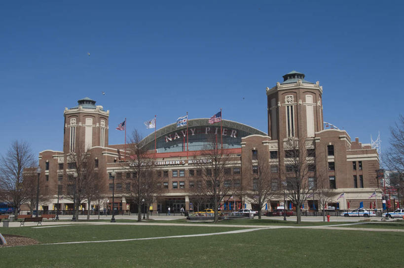 无人,高楼大厦,码头,横图,室外,白天,正面,旅游,度假,办公楼,草地,草坪,植物,标志建筑,城市,大厦,道路,地标,港口,建筑,路,路灯,摩天大楼,写字楼,汽车,旗帜,国旗,照明,美国,阴影,光线,影子,小路,灯光,交通,娱乐,建设,车,灯,草,树,树木,蓝色,绿色,蓝天,天空,阳光,自然,楼宇,交通工具,轿车,天,享受,休闲,旅游胜地,商务楼,放松,生长,晴朗,成长,照亮,北美,北美洲,照明设备,载具,美洲,伊利诺斯州,芝加哥,万里无云,世界屠猪城,巨肩之城,劳动之城,伊利诺伊,伊利诺伊州,伊利诺州,芝加哥市,芝城,林肯之地,北亚美利加洲,亚美利加洲,海军码头,海军军港,海军港,旗,晴空,晴空万里,彩图,摆渡口,埠头,大楼,渡口,渡头,港湾,高层建筑,高楼,海港,货运码头,口岸,摩天楼,商港