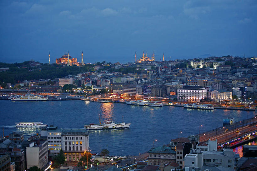 无人,家,教堂,横图,全景,室外,白天,正面,旅游,度假,海浪,海洋,日落,天际线,标志建筑,大桥,地标,建筑,立交桥,路灯,轮船,桥梁,船,汽车,照明,土耳其,亚洲,阴影,节日,光线,影子,房屋,屋子,浪花,晚霞,霞光,落日,高架,斜拉桥,桥,灯光,文化,娱乐,建设,楼房,住宅,车,灯,倒影,天空,阳光,海水,黄昏,交通工具,轿车,天,祈祷,享受,休闲,健康,旅游胜地,彩霞,放松,许愿,宗教,信仰,纪念,祈求,照亮,倒映,基督教,照明设备,天主教,载具,西亚,海景,信念,金角湾,夕照,反照,平安,大海,风浪,海,海水的波动,近岸浪,涌浪,夕阳,彩图,房子,大教堂,礼拜堂,土耳其共和国,斜阳