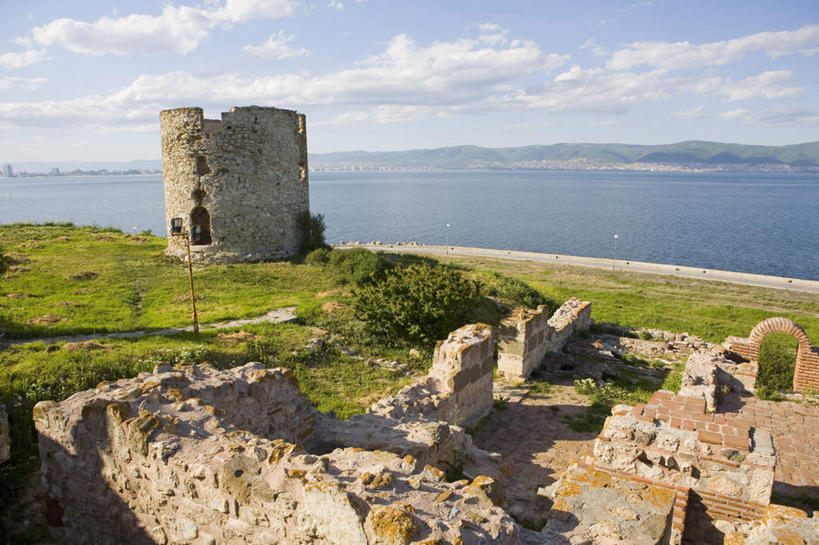 无人,横图,室外,白天,正面,旅游,度假,草地,草坪,海浪,海洋,石头,山,山脉,植物,床,吊床,标志建筑,地标,建筑,欧洲,保加利亚,吊挂,悬挂,阴影,波纹,堆积,古老,光线,石子,影子,砖块,堡垒,城堡,墙,浪花,山峰,云,云朵,涟漪,山峦,挂,云彩,历史,娱乐,建设,废墟,墙壁,墙面,草,古代,蓝色,绿色,白云,倒影,蓝天,水纹,天空,阳光,海水,波浪,群山,天,享受,休闲,旅游胜地,放松,晴朗,连绵,倒映,绵延,要塞,安逸,南欧,聚集,积累,海景,水晕,安适,古远,清闲,保加利亚共和国,绵亘,陈腐,聚积,反照,沉积,堆集,设防,大海,风浪,海,海水的波动,近岸浪,石块,涌浪,晴空,彩图