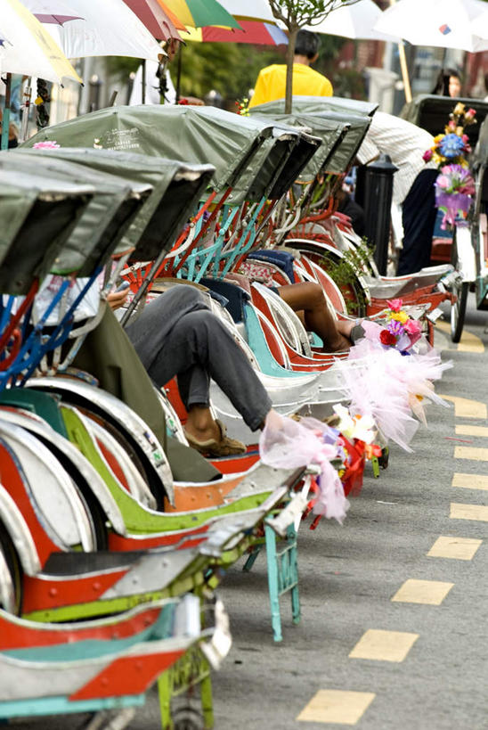 西方人,两个人,蹲,竖图,室外,白天,侧面,旅游,度假,欧洲,圭亚那,欧洲人,一排,车夫,阴影,服装,朦胧,模糊,整齐,光线,影子,黄包车,首都,注视,休闲装,娱乐,排列,衣服,阳光,人力车,低头,观察,看,享受,休闲,休闲服,南美,放松,服饰,观看,察看,南美洲,拉丁美洲,队列,关注,美洲,亚美利加洲,南亚美利加洲,圭亚那合作共和国,乔治敦,男人,男性,中年男性,白种人,蹲着,彩图,全身