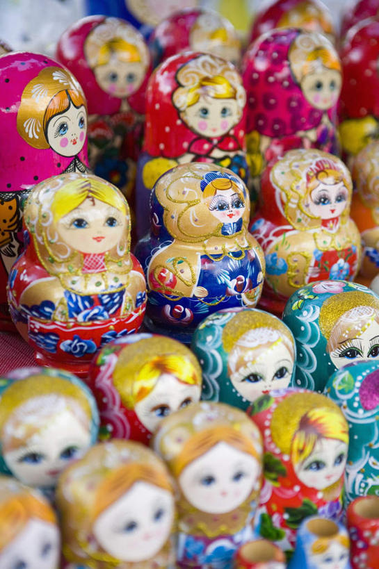 无人,竖图,俯视,室内,白天,旅游,度假,绘画,欧洲,保加利亚,一排,阴影,朦胧,模糊,整齐,装饰,光线,彩绘,瓷器,影子,陶瓷,首都,娱乐,排列,阳光,享受,休闲,放松,华丽,修饰,点缀,陶艺,队列,南欧,销售,贩卖,衬托,美观,雅致,雅观,彩釉,保加利亚共和国,索非亚,画画,彩图,高角度拍摄