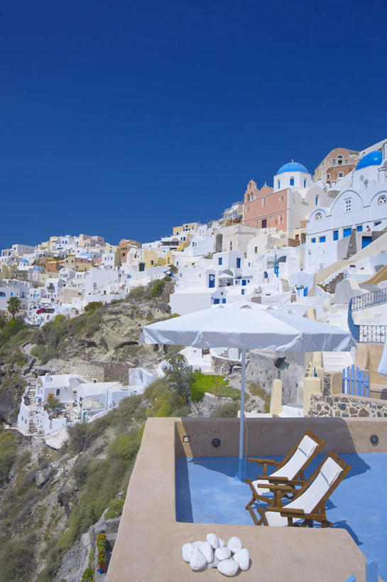 无人,家,竖图,室外,白天,仰视,旅游,度假,草地,石头,植物,希腊,欧洲,阴影,光线,石子,影子,房屋,屋子,乡村,娱乐,楼房,住宅,草,蓝色,绿色,蓝天,天空,阳光,村庄,天,享受,休闲,放松,晴朗,村落,基克拉迪群岛,希腊共和国,万里无云,村子,石块,岩石,晴空,晴空万里,彩图,低角度拍摄,房子