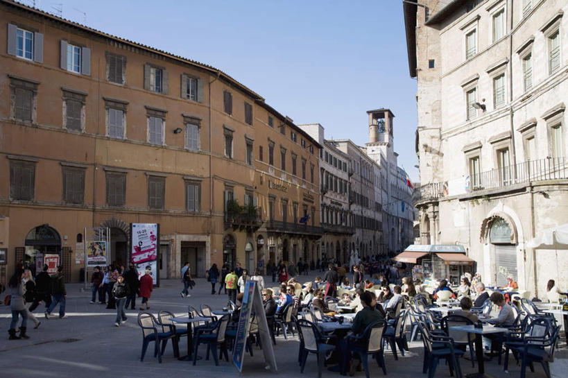 咖啡厅,广场,坐,横图,俯视,室外,白天,正面,吃饭,旅游,度假,名胜古迹,窗户,标志建筑,地标,建筑,街道,意大利,欧洲,行人,游客,游人,阴影,遗迹,光线,广告牌,影子,房屋,人行道,许多人,古迹,文物,娱乐,建设,饮食,古建筑,路人,旅客,玻璃窗,蓝色,蓝天,天空,阳光,桌椅,天,一群人,享受,休闲,旅游胜地,放松,零售,南欧,古文明,意大利文化,意大利共和国,翁布里亚,翁布里亚大区,过客,佩鲁贾,男人,男性,年轻男性,年轻女性,女人,女性,坐着,半身,彩图,高角度拍摄,餐馆