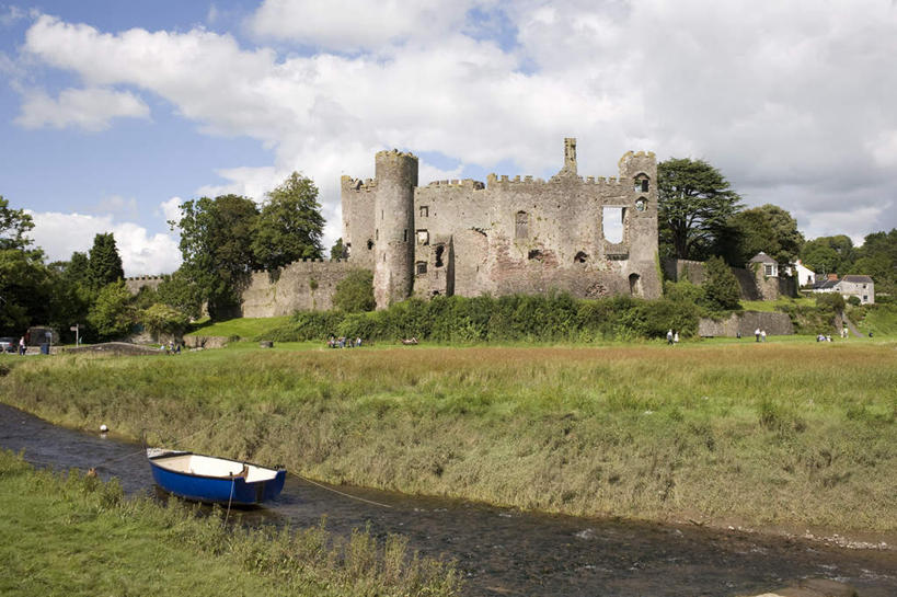 西方人,家,站,走,横图,室外,白天,正面,度假,草地,草坪,河流,美景,水,植物,城市风光,城市,船,英国,欧洲,欧洲人,行人,游客,游人,阴影,波纹,服装,光线,影子,堡垒,城堡,房屋,屋子,河水,景观,水流,云,云朵,木船,涟漪,许多人,云彩,注视,休闲装,娱乐,楼房,路人,旅客,住宅,草,树,树木,衣服,蓝色,绿色,白云,倒影,蓝天,水纹,天空,阳光,自然,交通工具,波浪,天,观察,看,站着,一群人,享受,休闲,休闲服,景色,放松,服饰,生长,晴朗,成长,观看,察看,倒映,舟,西欧,要塞,关注,载具,大不列颠,威尔士,大不列颠及北爱尔兰联合王国,水晕,大不列颠联合王国,日不落英帝国,威尔士公国,反照,南威尔士,过客,设防,男人,男性,女人,女性,中年男性,中年女性,白种人,晴空,步行,散步,站立,走路,彩图,全身,房子