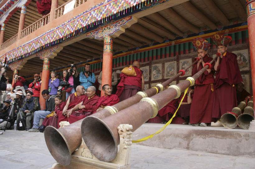 东方人,和尚,横图,室外,白天,正面,民族服装,旅游,度假,印度,亚洲,节日,装饰,许多人,黄种人,文化,娱乐,喇叭,加油,祈祷,一群人,享受,休闲,健康,放松,打气,许愿,宗教,信仰,纪念,华丽,修饰,祈求,点缀,噪音,南亚,印度共和国,衬托,美观,雅致,雅观,呼呼塞拉,嗡嗡祖拉,呜呜祖拉,查谟.克什米尔,查谟.克什米尔邦,平安,男人,男性,年轻男性,亚洲人,比丘,高僧,僧,僧侣,彩图,全身,传统服装,民俗服