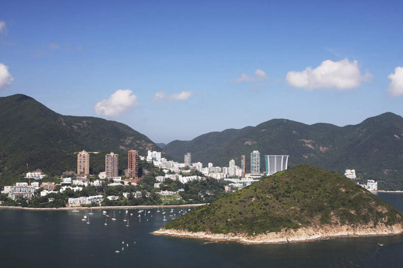 无人,高楼大厦,横图,室外,白天,正面,度假,美景,山,山脉,城市风光,标志建筑,城市,大厦,地标,建筑,摩天大楼,香港,中国,亚洲,阴影,光线,影子,景观,山峰,水平线,云,云朵,辽阔,海平线,山峦,云彩,娱乐,建设,蓝色,白云,蓝天,天空,阳光,群山,天,享受,休闲,广阔,景色,放松,晴朗,一望无际,港,东亚,浅水湾,香港特别行政区,港澳台,中华人民共和国,无边无际,一马平川,香港浅水湾,晴空,彩图,大楼,高层建筑,高楼,摩天楼,水天相接,水天一线