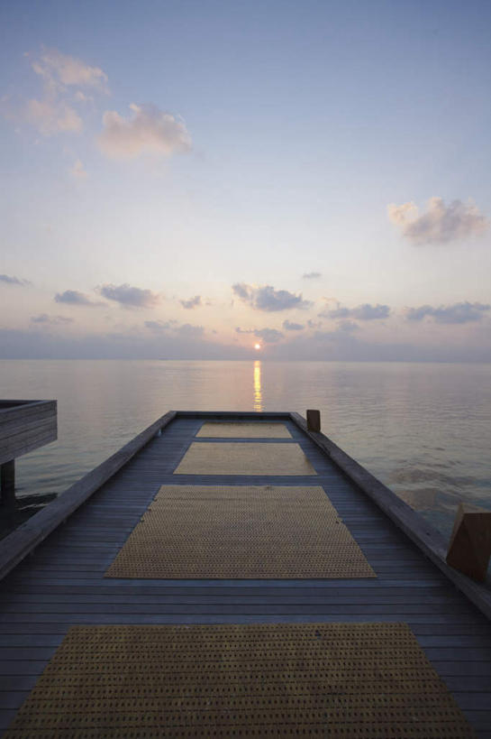 无人,竖图,室外,白天,正面,旅游,度假,美景,日落,沙滩,马尔代夫,亚洲,沙子,海岸,景观,水平线,晚霞,霞光,云,云朵,落日,辽阔,海平线,沙地,云彩,娱乐,蓝色,白云,蓝天,天空,自然,黄昏,天,享受,休闲,广阔,景色,彩霞,放松,晴朗,一望无际,自然风光,南亚,马尔代夫共和国,无边无际,一马平川,夕照,马累岛,海滩,晴空,夕阳,彩图,水天相接,水天一线,斜阳