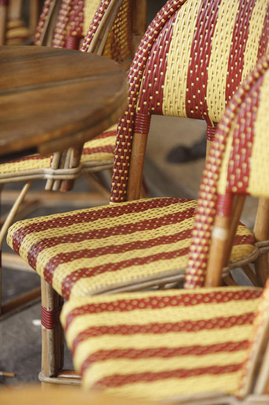 无人,餐厅,竖图,室外,特写,白天,正面,静物,椅子,三只,一排,阴影,花纹,条纹,朦胧,模糊,整齐,装饰,光线,影子,木椅,躺椅,排列,阳光,华丽,修饰,点缀,队列,斑纹,衬托,美观,雅致,雅观,彩图,餐馆,饭店,饭馆,咖啡馆