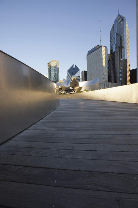 无人,公园,家,高楼大厦,栏杆,竖图,室外,白天,正面,度假,美景,城市风光,标志建筑,城市,大厦,道路,地标,建筑,路,摩天大楼,美国,阴影,光线,影子,房屋,屋子,景观,公寓,围栏,小路,交通,娱乐,建设,洋房,护栏,楼房,住宅,蓝色,蓝天,天空,阳光,天,享受,休闲,景色,放松,晴朗,北美,北美洲,美洲,伊利诺斯州,芝加哥,格兰特公园,万里无云,世界屠猪城,巨肩之城,劳动之城,伊利诺伊,伊利诺伊州,伊利诺州,芝加哥市,芝城,林肯之地,北亚美利加洲,亚美利加洲,晴空,晴空万里,彩图,房子,大楼,高层建筑,高楼,摩天楼