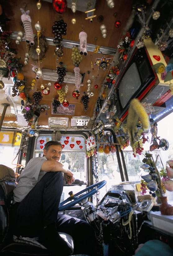 西方人,一个人,坐,竖图,室内,白天,仰视,度假,美景,植物,城市风光,城市,公共汽车,欧洲,叙利亚,欧洲人,亚洲,仅一个男性,仅一个人,仅一个中年男性,吊挂,悬挂,阴影,服装,装饰,光线,影子,景观,巴士,公交车,首都,挂,扭头,注视,休闲装,娱乐,车,树,树木,一个,衣服,绿色,阳光,自然,车顶,交通工具,观察,看,转头,享受,休闲,休闲服,景色,放松,搭,服饰,生长,单个,成长,观看,华丽,修饰,点缀,察看,搭着,关注,载具,西亚,衬托,美观,雅致,雅观,阿拉伯叙利亚共和国,大马士革,男人,男性,中年男性,白种人,坐着,彩图,低角度拍摄,全身