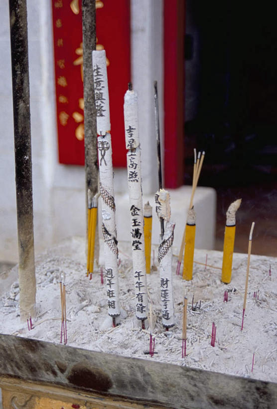 无人,家,竖图,室外,白天,正面,旅游,度假,门,标志建筑,地标,建筑,蜡烛,香港,中国,亚洲,节日,房屋,墙,屋子,烟雾,燃烧,文化,娱乐,建设,楼房,墙壁,墙面,住宅,佛香,香火,香烛,门框,祈祷,享受,休闲,健康,旅游胜地,放松,许愿,宗教,信仰,烧香,纪念,祈求,港,东亚,铜锣湾,香港岛,香港特别行政区,港澳台,中华人民共和国,港岛,天后庙,天后庙道,铜锣湾天后庙,平安,彩图,房子