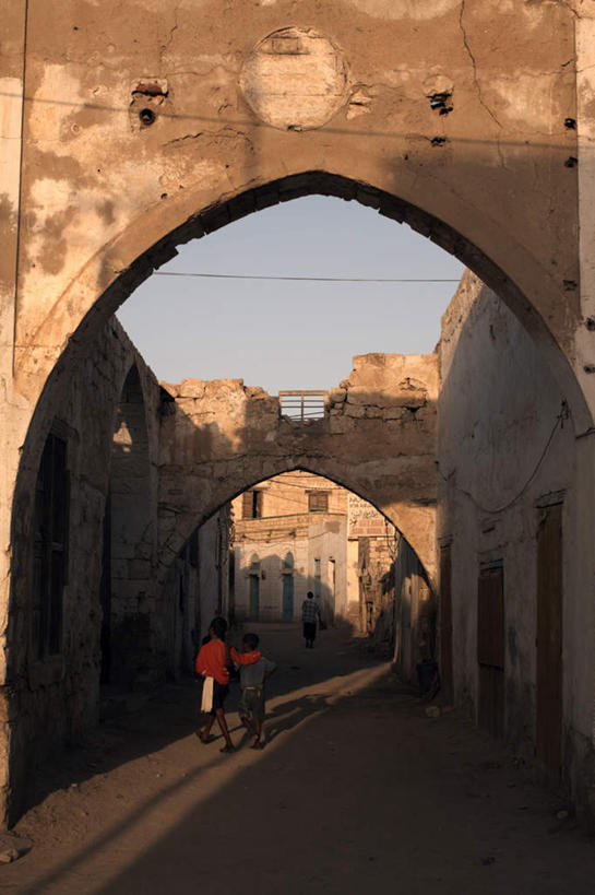 西方人,家,走,竖图,室外,白天,正面,度假,美景,门,城市风光,城市,道路,路,公路,欧洲,非洲,厄立特里亚,黑人,欧洲人,阴影,光线,影子,房屋,屋子,景观,拱门,交通,许多人,娱乐,楼房,住宅,一个,阳光,门框,一群人,享受,休闲,景色,放松,单个,阿非利加洲,厄立特里亚国,非洲人,马路,步行,散步,走路,彩图,全身,房子