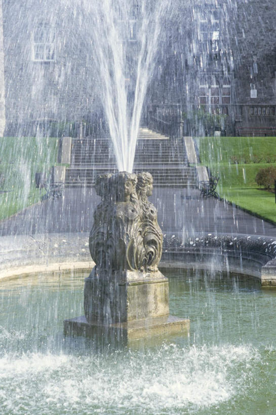 无人,家,竖图,室外,白天,正面,旅游,度假,草地,草坪,名胜古迹,水,植物,楼梯,标志建筑,地标,建筑,喷泉,雕塑,爱尔兰,欧洲,阴影,飞溅,遗迹,艺术,装饰,溅,光线,雕刻,雕像,液体,影子,堡垒,城堡,房屋,阶梯,屋子,景观,水滴,古迹,文化,文物,娱乐,建设,古建筑,楼房,石雕,台阶,住宅,水珠,草,树,树木,绿色,阳光,自然,工艺品,品味,享受,休闲,旅游胜地,放松,生长,成长,纪念,美术,西欧,要塞,喷洒,主题,水景,陈列,古文明,爱尔兰共和国,功能,美学,美观,设防,设计,彩图,房子