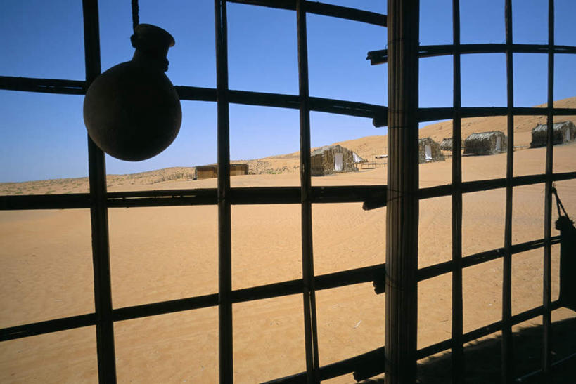 无人,家,栏杆,横图,室内,白天,正面,旅游,度假,美景,沙漠,阿曼,亚洲,吊挂,悬挂,阴影,光线,壶,影子,房屋,墙,屋顶,屋子,草屋,景观,云,云朵,围栏,辽阔,挂,云彩,顶棚,娱乐,护栏,墙壁,墙面,住宅,水壶,蓝色,白云,蓝天,天空,阳光,自然,茶壶,容器,茅草屋,天,享受,休闲,广阔,景色,放松,晴朗,自然风光,西亚,广大,阿曼苏丹国,广漠,大漠,砂漠,晴空,彩图,房子,茅舍,茅屋,小屋