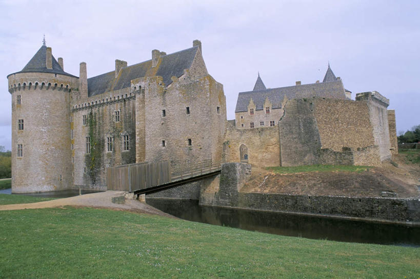 无人,横图,室外,白天,正面,旅游,度假,草地,草坪,湖,湖泊,石头,水,植物,窗户,标志建筑,地标,建筑,玻璃,法国,欧洲,阴影,波纹,古老,光线,石子,影子,堡垒,城堡,墙,屋顶,湖面,水流,水面,云,云朵,桥,涟漪,云彩,顶棚,历史,娱乐,建设,石桥,玻璃窗,拱桥,墙壁,墙面,栈桥,玻璃制品,草,古代,蓝色,绿色,白云,倒影,蓝天,水纹,天空,阳光,波浪,湖水,天,享受,休闲,旅游胜地,放松,拱形,晴朗,人行桥,石拱桥,倒映,布列塔尼,要塞,法兰西共和国,水晕,法兰西第五共和国,古远,陈腐,反照,布列塔尼地区,设防,莫尔比昂省,石块,晴空,彩图