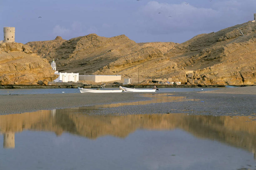 无人,家,横图,室外,白天,正面,旅游,度假,湖,湖泊,石头,美景,山,山脉,水,窗户,船,玻璃,阿曼,亚洲,阴影,波纹,古老,光线,石子,影子,堡垒,城堡,房屋,墙,屋子,湖面,景观,山峰,水流,水面,云,云朵,游艇,涟漪,山峦,两艘,云彩,历史,娱乐,楼房,玻璃窗,墙壁,墙面,住宅,玻璃制品,古代,蓝色,白色,白云,倒影,蓝天,水纹,天空,阳光,自然,交通工具,波浪,湖水,群山,天,享受,休闲,景色,放松,晴朗,连绵,卫生,倒映,绵延,要塞,自然风光,载具,西亚,纯真,水晕,洁净,光明,恬静,中间色,朴素,清白,古远,阿曼苏丹国,绵亘,陈腐,反照,设防,石块,岩石,晴空,彩图,房子