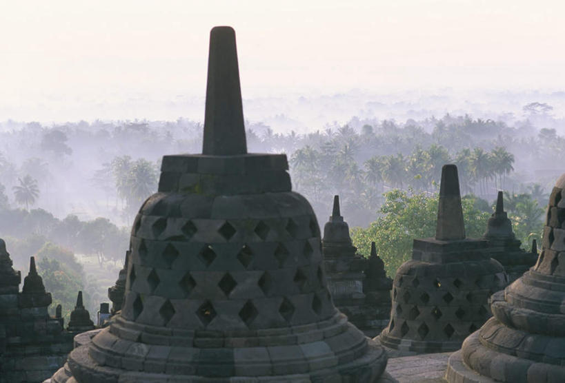 无人,寺庙,横图,俯视,室外,白天,旅游,度假,山,山脉,树林,植物,雾,标志建筑,地标,建筑,印度尼西亚,印尼,亚洲,阴影,朦胧,模糊,光线,影子,山峰,云,云朵,塔,山峦,云彩,娱乐,建设,宝塔,树,树木,蓝色,绿色,白云,蓝天,天空,阳光,自然,庙宇,群山,天,享受,休闲,旅游胜地,放松,东南亚,生长,晴朗,成长,迷雾,印度尼西亚共和国,浮图,浮屠,西爪哇,爪哇,爪哇岛,西爪哇省,大雾,晴空,彩图,高角度拍摄,庙,寺