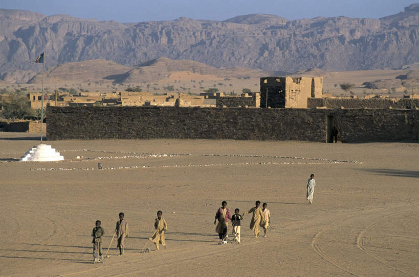 西方人,儿童,伙伴,朋友,家,走,横图,室外,白天,正面,旅游,度假,友谊,石头,山,山脉,标志建筑,地标,建筑,欧洲,非洲,乍得,黑人,欧洲人,阴影,服装,光线,石子,影子,房屋,墙,屋子,山顶,山峰,山峦,许多人,注视,休闲装,娱乐,建设,楼房,墙壁,墙面,住宅,小孩,衣服,蓝色,蓝天,天空,阳光,群山,天,观察,看,一群人,享受,休闲,休闲服,旅游胜地,放松,服饰,晴朗,观看,察看,关注,万里无云,非洲死亡之心,乍得共和国,颠峰,极峰,友情,男孩,男人,男性,女孩,女人,女性,非洲人,石块,岩石,晴空,晴空万里,步行,散步,走路,彩图,全身,房子,男生,女生