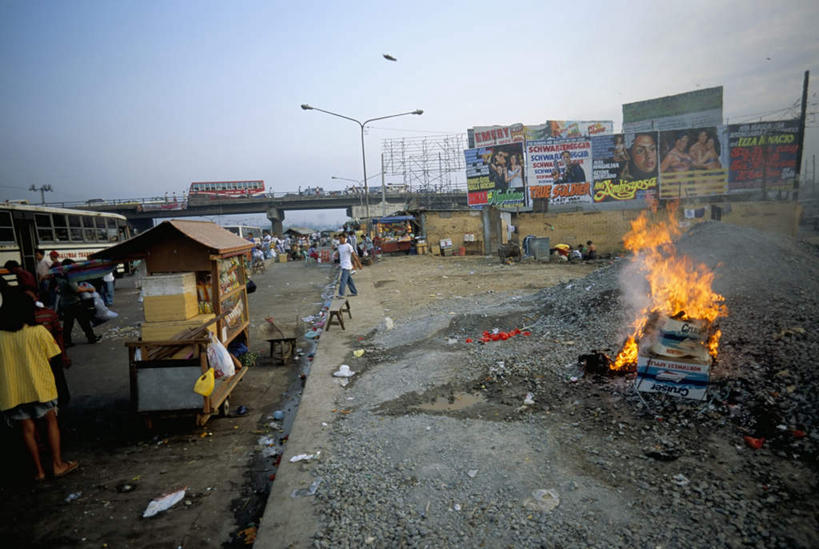 无人,家,横图,室外,白天,正面,热情,岛屿,路灯,火,照明,菲律宾,亚洲,阴影,光线,火焰,影子,房屋,屋子,岛,灯光,垃圾,凌乱,燃烧,楼房,住宅,灯,蓝色,蓝天,天空,阳光,天,东南亚,晴朗,照亮,混乱,贫困,贫穷,照明设备,困难,万里无云,菲律宾共和国,菲律宾群岛,吕宋岛,纷乱,缭乱,庞杂,贫苦,穷苦,清苦,清贫,列岛,群岛,诸岛,晴空,晴空万里,彩图,房子