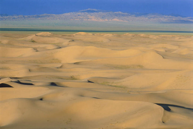 无人,横图,室外,白天,正面,旅游,度假,美景,沙漠,蒙古,亚洲,阴影,波纹,光线,影子,地平线,景观,云,云朵,辽阔,地面,云彩,娱乐,蓝色,白云,蓝天,天空,阳光,自然,波浪,天,享受,休闲,广阔,景色,放松,晴朗,一望无际,自然风光,延伸,东亚,天地相交,草原之国,蒙古国,外蒙,外蒙古,无边无际,一马平川,大漠,砂漠,晴空,彩图