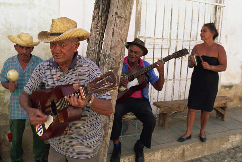 西方人,四个人,伙伴,朋友,站,横图,室外,白天,正面,友谊,帽子,欧洲,欧洲人,一根,戴,握,条纹,服装,墙,树桩,吉他,乐器,弦乐器,休闲装,墙壁,墙面,树,树干,衣服,红色,白色,灰色,靠,靠着,站着,休闲,休闲服,牛仔帽,木桩,握着,服饰,戴着,弹拨弦鸣乐器,三顶,友情,老年男性,老年女性,男人,男性,女人,女性,白种人,站立,彩图,全身,弹拨弦乐器