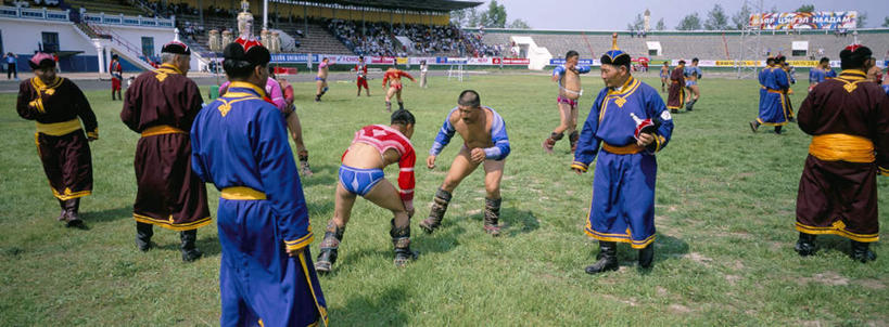 东方人,横图,室外,白天,正面,民族服装,锻炼,快乐,比赛,运动,竞争,摔跤,草地,草坪,植物,亚洲,阴影,光线,影子,看台,棕色,许多人,黄种人,娱乐,草,蓝色,绿色,蓝天,天空,阳光,天,一群人,休闲,晴朗,体育运动,万里无云,人山人海,摔交,摩肩接踵,体育,男人,男性,年轻男性,亚洲人,晴空,晴空万里,半身,彩图,传统服装,民俗服,健身