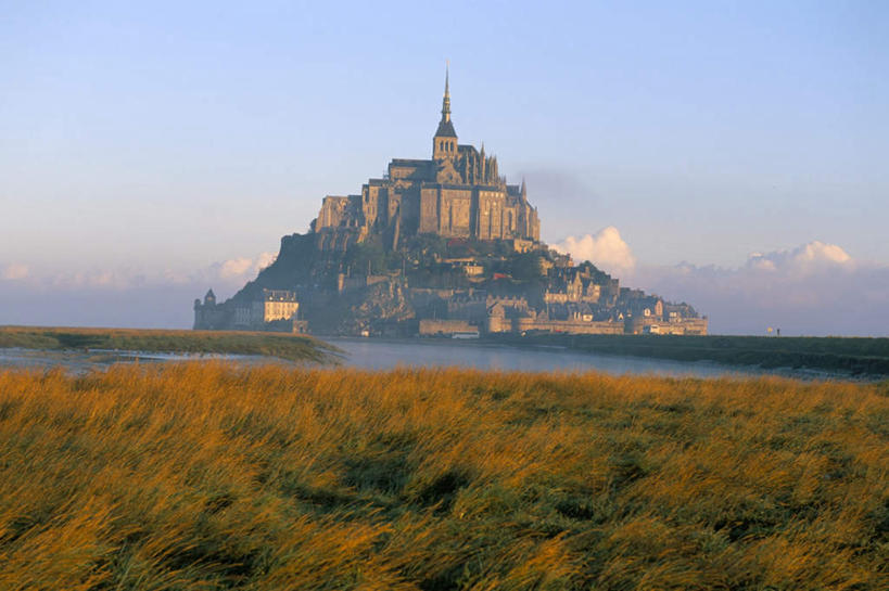 无人,横图,室外,白天,正面,旅游,度假,草地,河流,美景,水,植物,法国,欧洲,阴影,光线,影子,堡垒,城堡,河水,景观,水流,云,云朵,云彩,娱乐,草,蓝色,绿色,白云,蓝天,天空,阳光,自然,天,享受,休闲,景色,放松,流动,晴朗,要塞,自然风光,流淌,法兰西共和国,法兰西第五共和国,圣米歇尔山,设防,下诺曼底,下诺曼底大区,芒什省,晴空,彩图