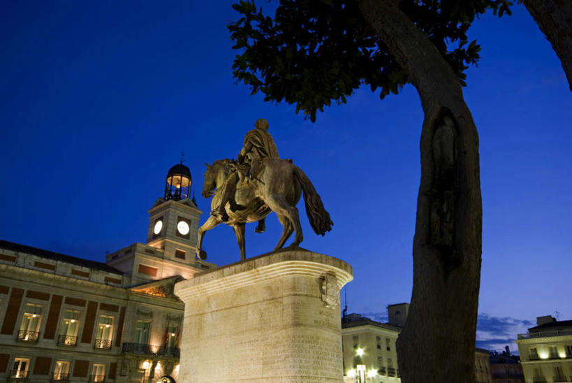 无人,坐,横图,室外,夜晚,仰视,马,野生动物,雕塑,西班牙,欧洲,艺术,装饰,雕刻,雕像,首都,石雕,一匹,骑,动物,工艺品,马德里,运输,牲畜,纪念,美术,南欧,主题,陈列,太阳门广场,西班牙王国,功能,美学,马德里自治区,坐着,彩图,低角度拍摄